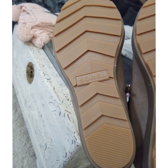 🆕⭐SOREL Evie II Taupe suede and Sherpa booties - Picture 11 of 16